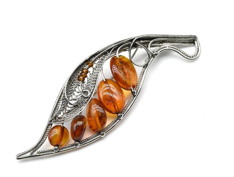 Брошь с янтарем Листик ни846003