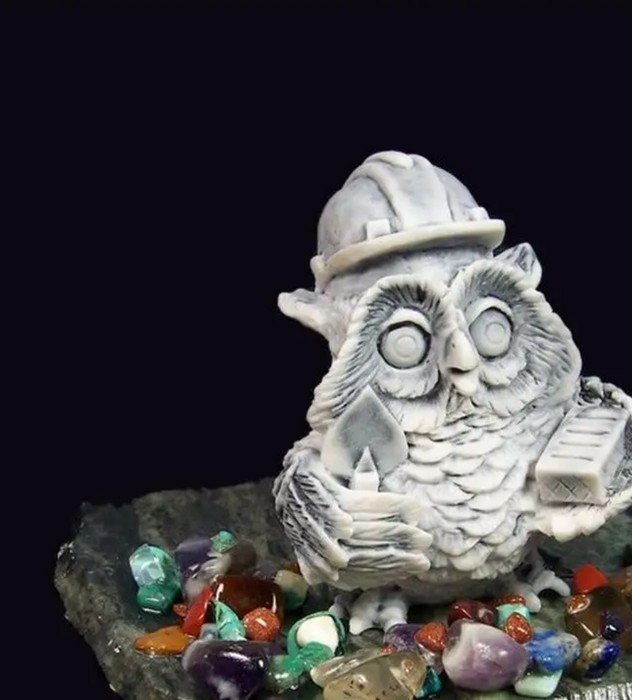 Сувенир из змеевика и мрамолита Сова строитель 90*80*65 мм 1314086ар